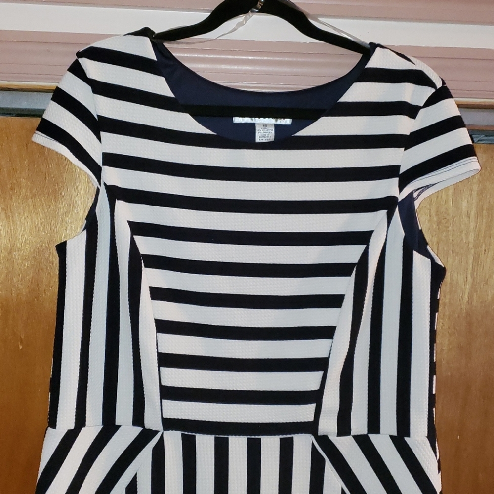 STUDIO Short sleeve navy blue &white  dress